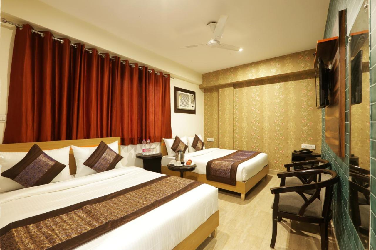 Green Plaza At Airport Hotel New Delhi Eksteriør billede